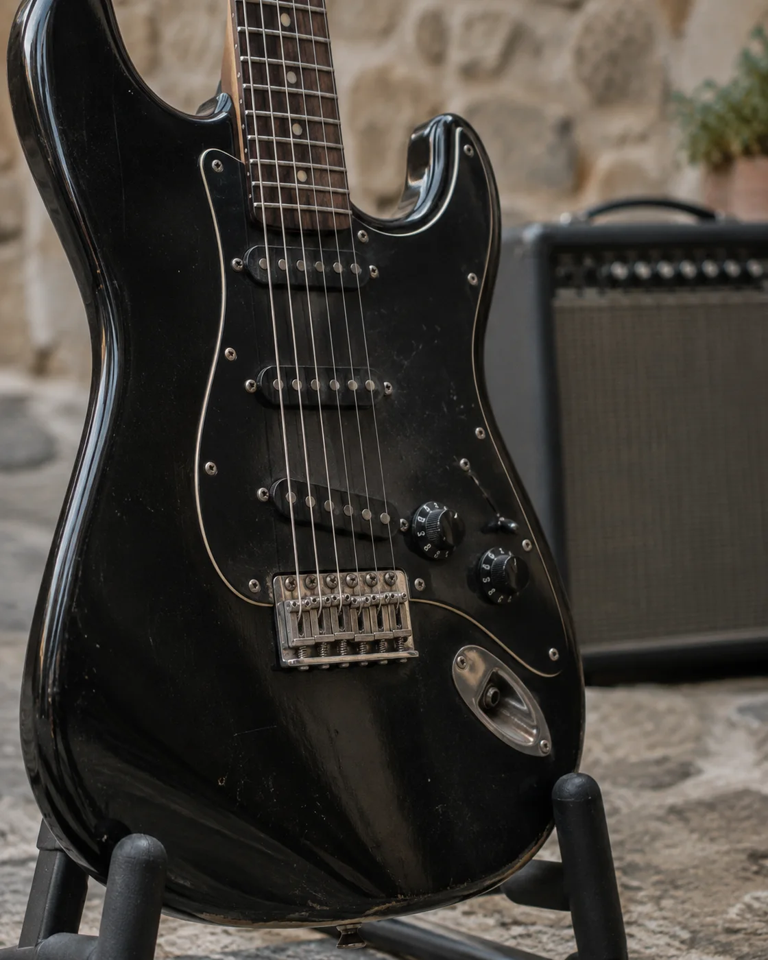 Nahaufnahme von Saiten, Steg und Reglern einer E-Gitarre