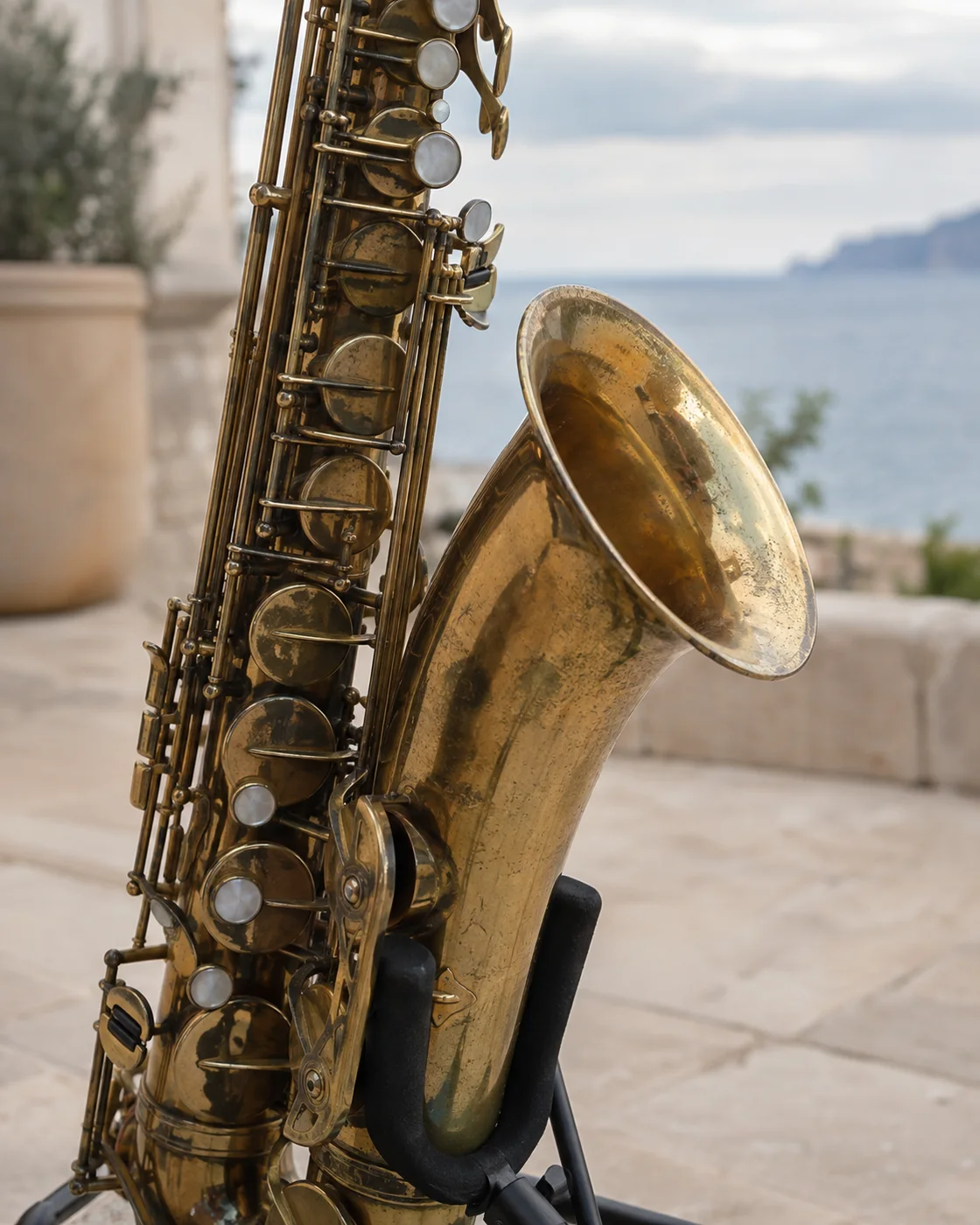 Nahaufnahme der Klappen und des Schallbechers eines Saxofons