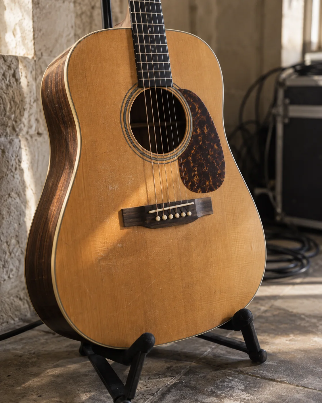 Nahaufnahme einer akustischen Gitarre im warmen Licht