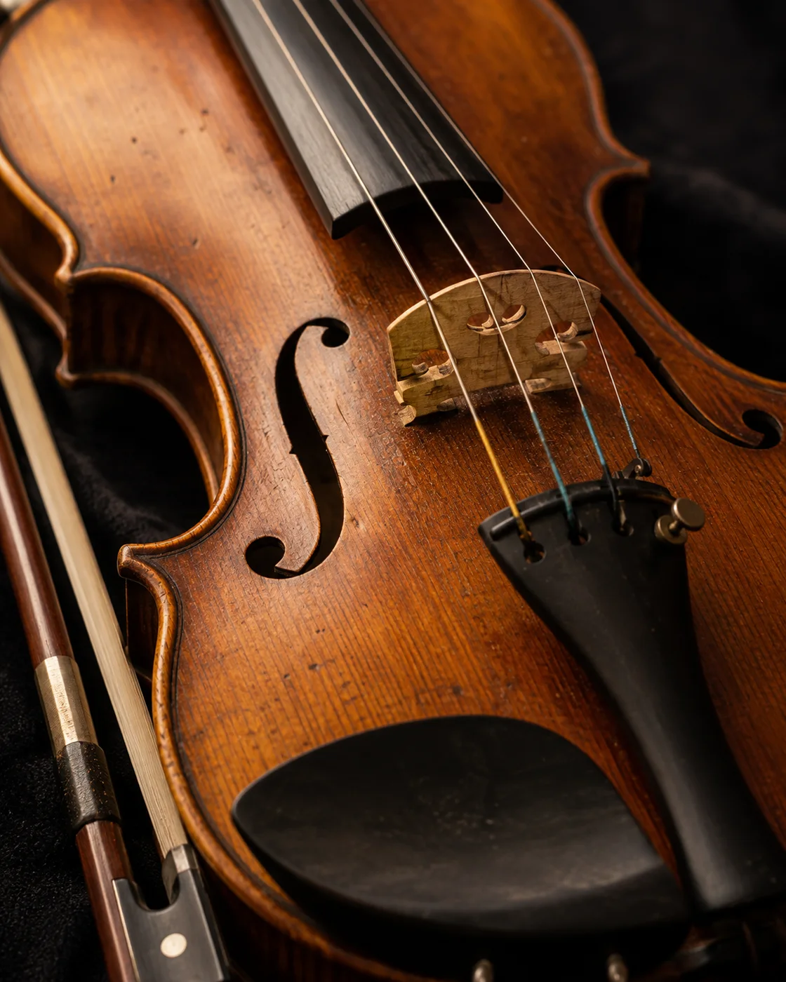 Detail einer Violine mit Steg, Saiten und Bogen